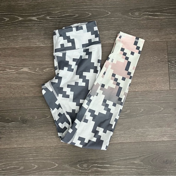 ALO Yoga Pants - ALO Yoga Women's Gray‎ Airbrush Pixel Active Leggings Size Small Ombré Stretch